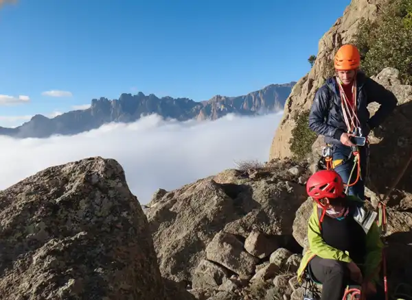 Escalade Corse - Arrivée au sommet au-dessus d'une mer de nuages